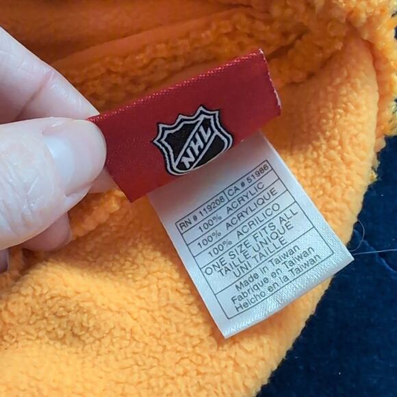 HTF Boston Bruins Winter Classic Hockey Hat with Attached Scarf Rare (B)